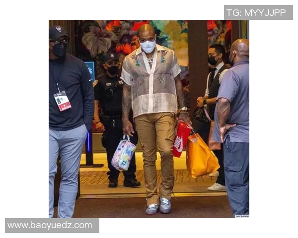 欧美足球球星街头穿搭时尚解析 展现运动与潮流完美融合