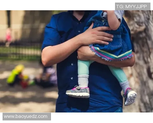 球星在足球场上陪伴孩子玩耍 温馨时刻展现父爱与运动精神