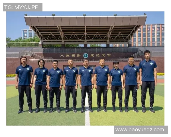 足球教练与球星共演精彩视频展现团队精神与赛场魅力