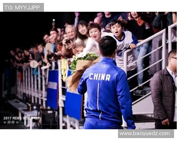 足球球星偶遇小女孩温馨互动感动全场瞬间引发网友热议