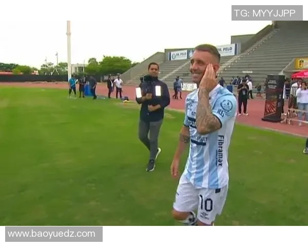 足球球星赛场遭遇尴尬瞬间令人哭笑不得的精彩盘点